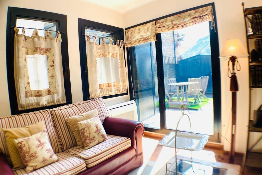 Mikka Devesa Apartment Incles Bagian luar foto